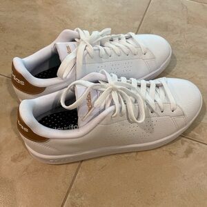 NEW IN BOX Adidas advantage sneakers size 7.5
